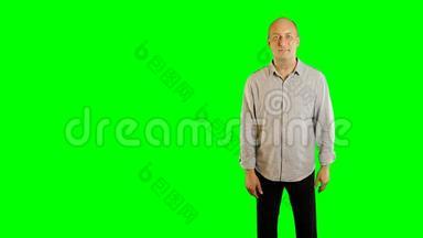 工作室用手指在绿色屏幕上拍摄白种人成年男子的<strong>手势</strong>。 阿尔法频道<strong>模板</strong>广告
