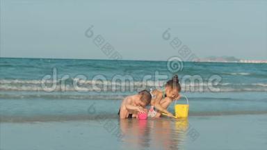 快乐无忧无虑的孩子们在<strong>海边</strong>玩沙子。 小朋友玩，哥哥姐姐在<strong>海边</strong>玩.. 快乐
