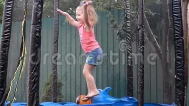 小<strong>女孩</strong>在蹦床上跳，在<strong>乡下</strong>的房子里玩。儿童游戏。