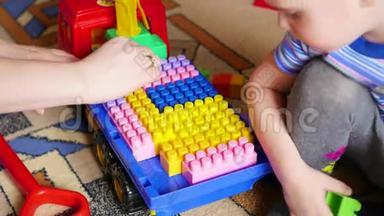 幼儿在构造<strong>函</strong>数中玩.. 儿童设计师`游戏。 彩色立方体。