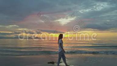 越南黎明<strong>时</strong>分，在湿沙滩上的白衫女子