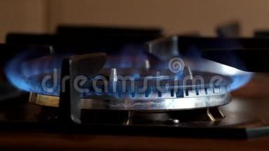 燃气燃烧器用蓝色火焰燃烧，慢慢熄灭