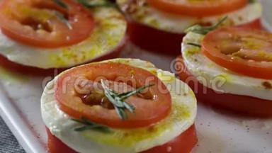莫扎雷拉和西红柿。 场景。 新鲜番茄和马拉奶酪切片。 含拉和西红柿的沙拉-