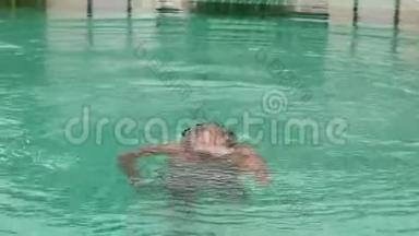 女孩在酒店游泳池里玩水。 孩子们在户外玩水