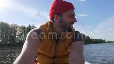 年轻混合种族白种人Hipser男子划<strong>船充气船</strong>与木桨在湖上。 高清慢动作生活方式录像。