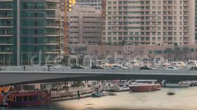 游艇和船只与游客停留在购物中心附近，并通<strong>过桥</strong>下迪拜码头地区的时间推移。