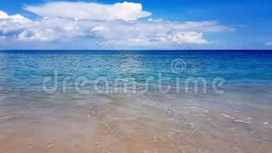 泰国普吉岛麦浩海滩美丽的海滩，泰国普吉岛，泰国普吉岛沿岸的热带安达曼海景。