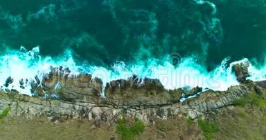 <strong>海潮</strong>：海浪正在冲刷岩石海岸上的大岩石.