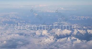 夏季从塔特拉山雪顶的飞机窗口观看空中景色。 <strong>高姿态</strong>