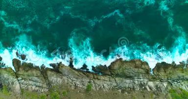 海潮：海浪正在冲刷岩石海岸上的大岩石.