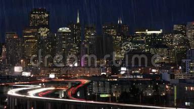 下雨了。 雨夜的旧金山天际线