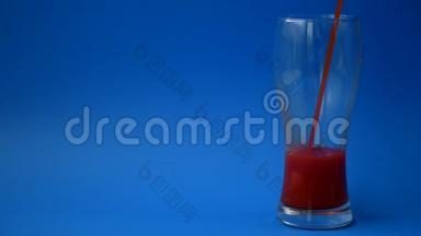 西红柿汁慢慢倒入玻璃杯中