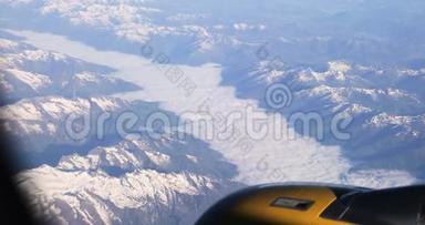 夏季从塔特拉山雪顶的飞机窗口观看空中景色。 <strong>高姿态</strong>