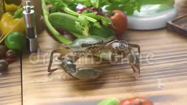 生活蟹爬在木桌上的食物成分背景。 提供蟹肉，可在桌上烹饪意大利海鲜面食