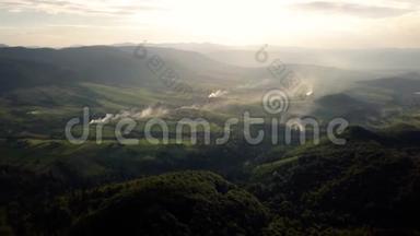 空中无人机镜头取景：在日出柔和的光线下，飞越秋天的山村，森林，田野和河流..