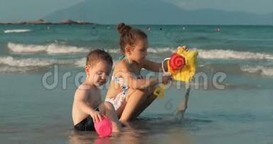 快乐无忧无虑的孩子们在海边玩沙子。 <strong>小</strong>朋友玩，哥哥<strong>姐姐</strong>在海边玩.. 快乐