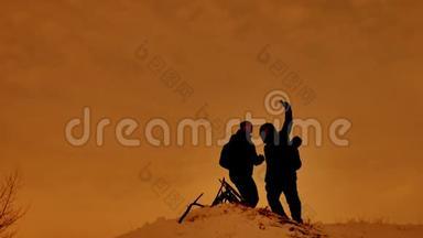 两位游客自拍摄影幸福<strong>旅人</strong>剪影冬天站在山上。 游客爬山