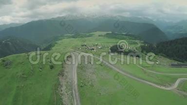 高加索山区村庄史诗级飞行山和格鲁吉亚山谷美景自然乔治亚动物水墙无人机4k
