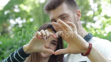 年轻一对相爱的夫妇用手象征着心灵