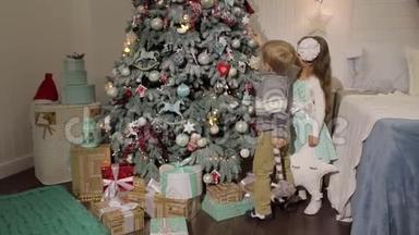 两个小朋友装饰圣诞树..