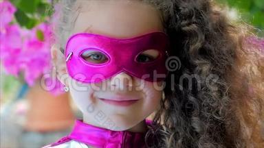 美丽的小女孩穿着超级<strong>英雄</strong>服装，特写肖像儿童在<strong>英雄</strong>的面具。