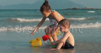 快乐无忧无虑<strong>的</strong>孩子们在海边玩沙子。 <strong>小朋友</strong>玩，哥哥姐姐在海边玩.. 快乐