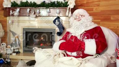圣诞老人欢迎孩子们来看他，热情好客的圣诞老人，圣尼古拉斯准备工作，特写肖像。