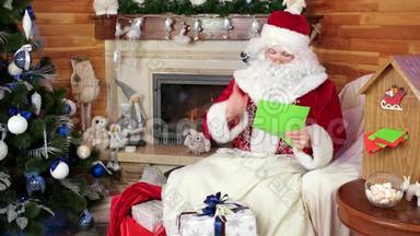 圣诞老人阅读儿童信件，圣尼古拉斯包装礼物儿童愿望清单，圣诞老人邮件