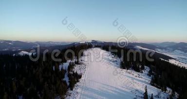空中景观雪坡与滑雪电梯在冬季滑雪场。 豪华滑雪场无人驾驶飞机观景台冬季活动