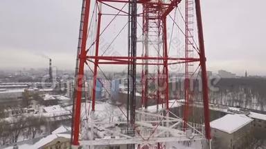冬季阴天的电信塔上的鸟瞰图