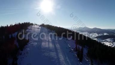 空中景观雪坡与滑雪电梯在冬季滑雪场。 冬季活动在豪华滑雪场无人驾驶飞机视野。