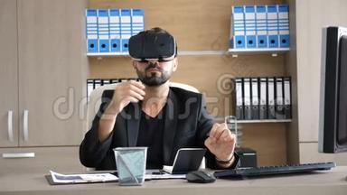 VR技术-办公室年轻商人戴虚拟现实VR耳机