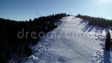 空中景观雪坡与滑雪电梯在冬季滑雪场。 豪华滑雪场无人驾驶飞机观景台冬季活动