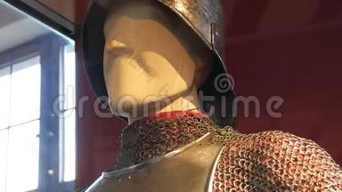 中世纪的铁甲骑士在博物馆展示近景。