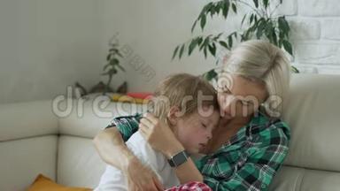 母亲在后台<strong>测量</strong>生病孩子的<strong>体温</strong>。 病儿高烧躺在家里的沙发上