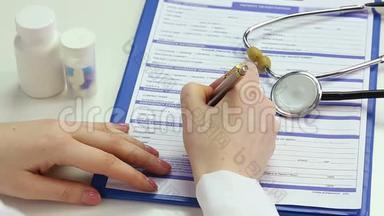 医生写下病人的信息，在诊所填写登记表