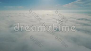 白天在白云上方缓慢飞行。 空中无人机拍摄美丽的天空。