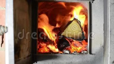 木头在炉子里燃烧，木头燃烧的声音，火的声音。 <strong>安静</strong>和<strong>安静</strong>。