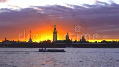 欢乐的船在日落时在彼得和保罗堡<strong>启航</strong>. 圣彼得堡