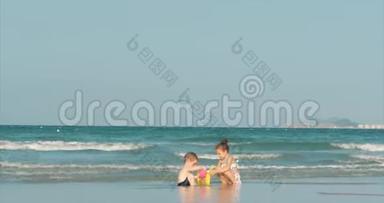 快乐无忧无虑的孩子们在<strong>海边</strong>玩沙子。 小朋友玩，哥哥姐姐在<strong>海边</strong>玩.. 快乐