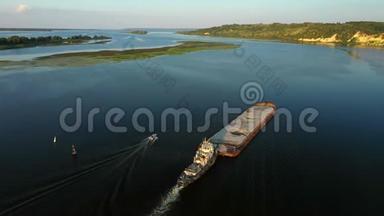 中欧夏季中河带干货驳船的空中视频河流推船