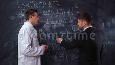 两位科学家在黑板上书写、讨论和分析<strong>数学方程式</strong>