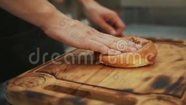 汉堡的热面包。 热面包。 新鲜的糕点。 从热气腾腾的包子里.. 小麦面包黄色