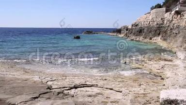 克罗地亚伊斯特里亚的海滩景观，海浪撞击珊瑚岩。 波浪在石滩上破碎，形成<strong>浪花</strong>。