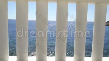 巴鲁斯特海滩。 白色的柱子俯瞰大海。 在蓝色的大海和背景中的天空上看到白色的柱子和水平。
