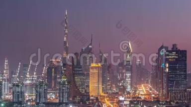 迪拜日落后的天际线，美丽的市中<strong>心</strong>灯和谢赫<strong>扎</strong>耶德的道路交通时间，迪拜，阿拉伯联合
