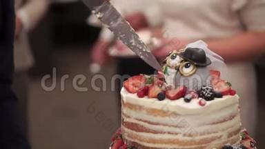 婚礼庆祝蛋糕的乡村风格与猫头鹰数字在顶部