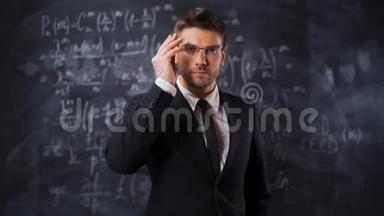 科学家站在数学方程式附近的肖像。