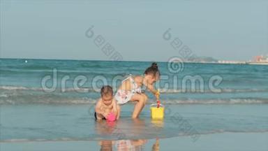 快乐无忧无虑的孩子们在海边玩沙子。 小朋友玩，哥哥姐姐在海边玩.. 快乐