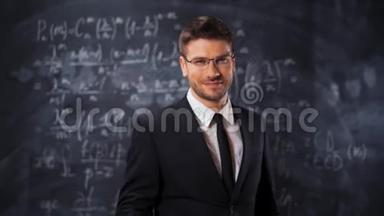 科学家人站在数学<strong>方程</strong>附近的肖像，公式。